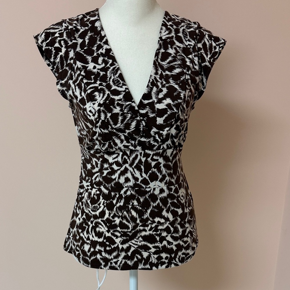 BCBGMaxAzria brown and white v neck top. Size small.